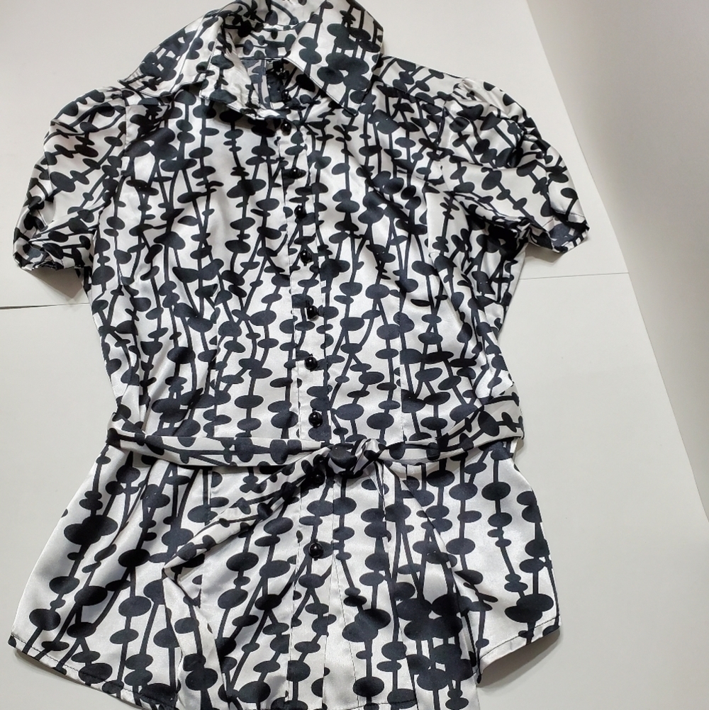 👸🧥 BCBGMAXAZRIA button down tie blouse